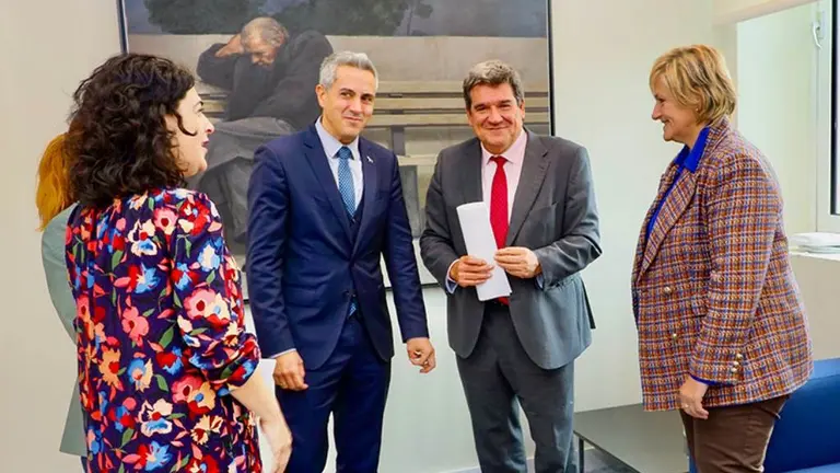 Las autoridades pol&iacute;ticas conversan sobre el proyecto del psiqui&aacute;trico.