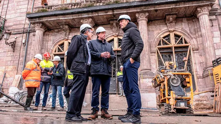 Las autoridades políticas visitaron los trabajos del Palacio Municipal de Torrelavega.