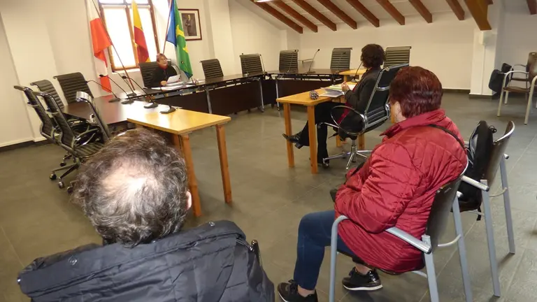 Sillas vac&iacute;as de los concejales de la oposici&oacute;n en Guriezo. R.A.