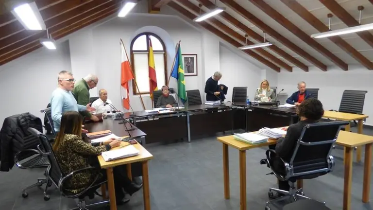 Un momento de la marcha de los ediles de la oposici&oacute;n en el Pleno de Guriezo. R.A.