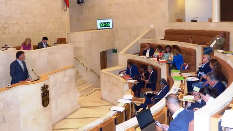 Sesión plenaria en el Parlamento de Cantabria. R.A.