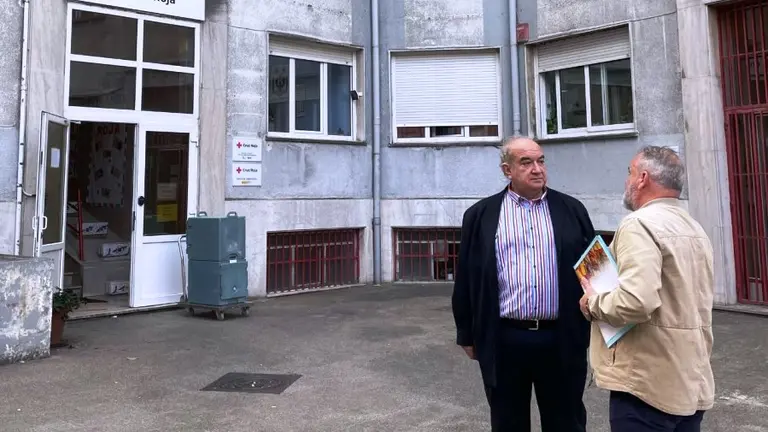 Los representantes de Vox junto al edificio, en La Inmobiliaria.