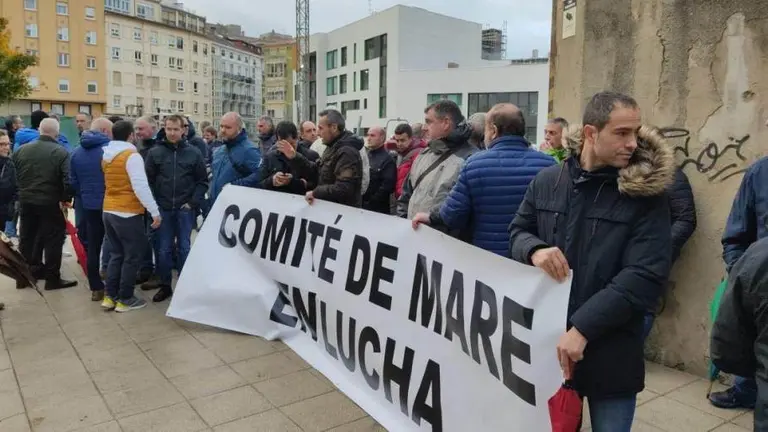 Concentración del Comité de Empresa de MARE frente al parlamento de Cantabria.
