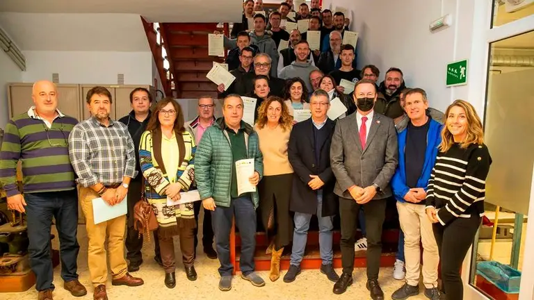 Entrega de los diplomas acreditativos a los 40 profesionales del sector pesquero.