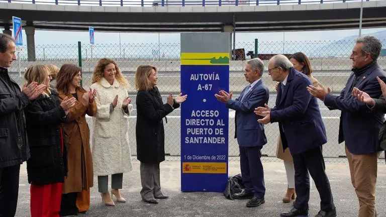 Acto de inauguración con la presencia de las autoridades políticas.
