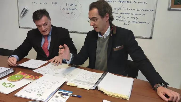 Los representantes de Vox informan sobre las enmiendas parciales.