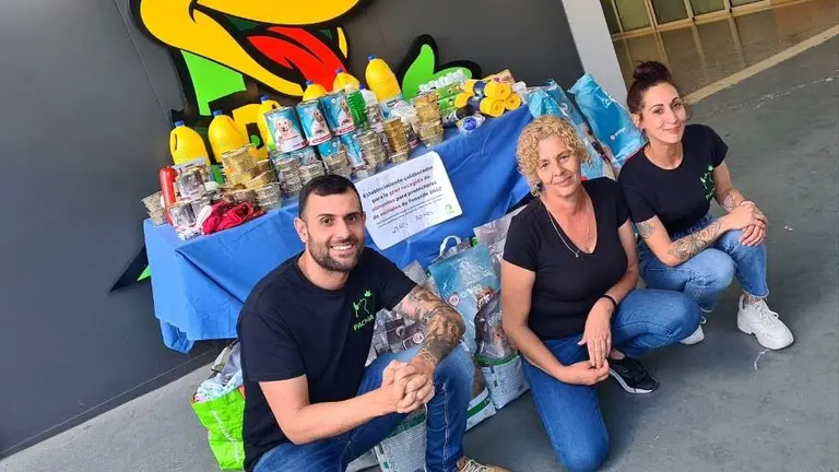 Miembros del Pacma en la campa&ntilde;a de recogida.