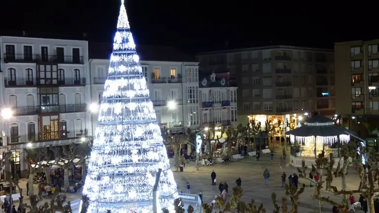 &Aacute;rbol de Navidad en la Plaza de San Antonio, en Santo&ntilde;a. R.A.