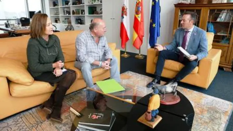 Reunión entre el alcalde de Villacarriedo y el consejero de Desarrollo Rural.