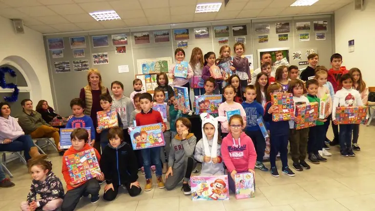 Entrega de los premios de los Concursos de Navidad en Argo&ntilde;os. R.A.