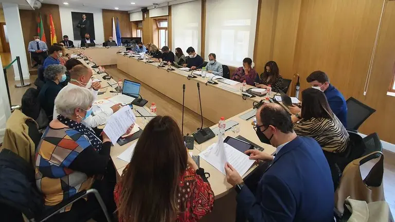 La portavoz Blanca Rosa Gómez en un Pleno en Torrelavega. R.A.