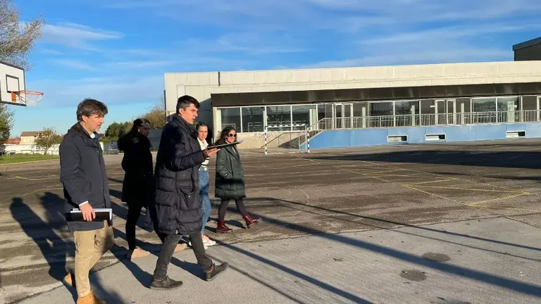 El portavoz del PSOE, Daniel Fern&aacute;ndez, visit&oacute; el colegio Eloy Villanueva.