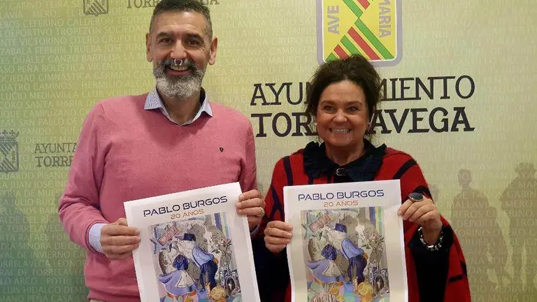 El artista Pablo Burgos, a la izquierda, junto a la edil de Cultura.