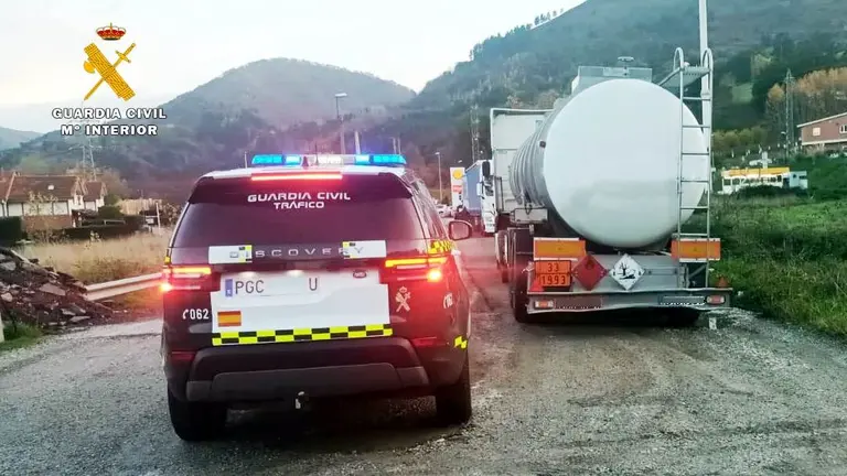 Camión en cuyo interior se incautó marihuana por la Guardia Civil.