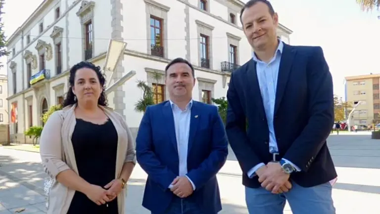 Los tres concejales de Santoñeses con Jesús Gullart en el centro. R.A.