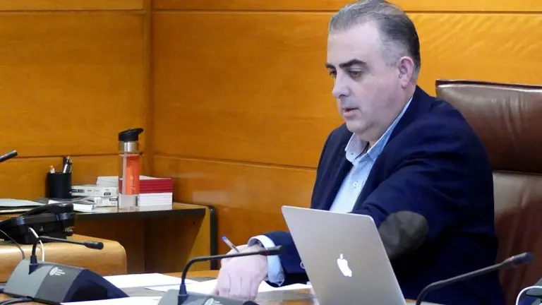 El diputado regional del PP, Roberto Media, se interesó por los despidos de tres trabajadoras.
