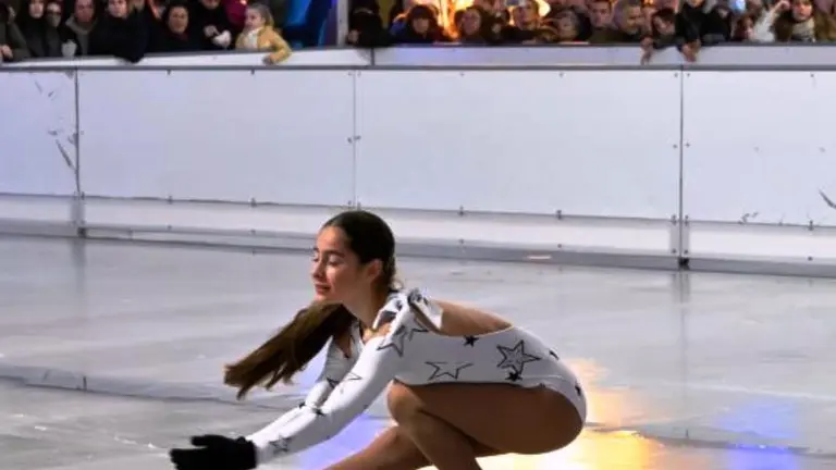 Exhibici&oacute;n de patinaje en la pista de hielo en Santander.