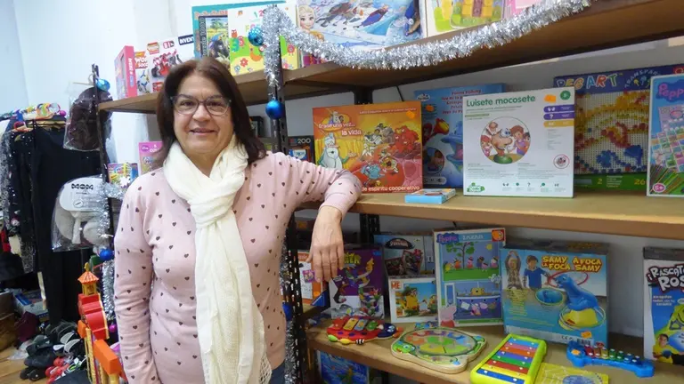 La responsable de La Mar Solidaria en plena campaña de recogida y entrega de juguetes. R.A.