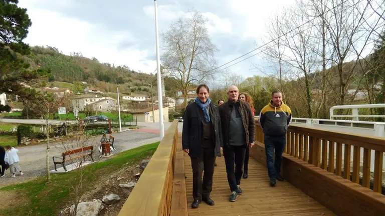 Las autoridades políticas visitaron la pasarela y zona de ocio en Arredondo. R.A.