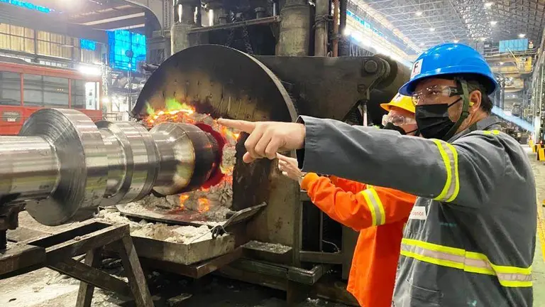 El diputado regional, Cristóbal Palacio, en una visita a Campoo.