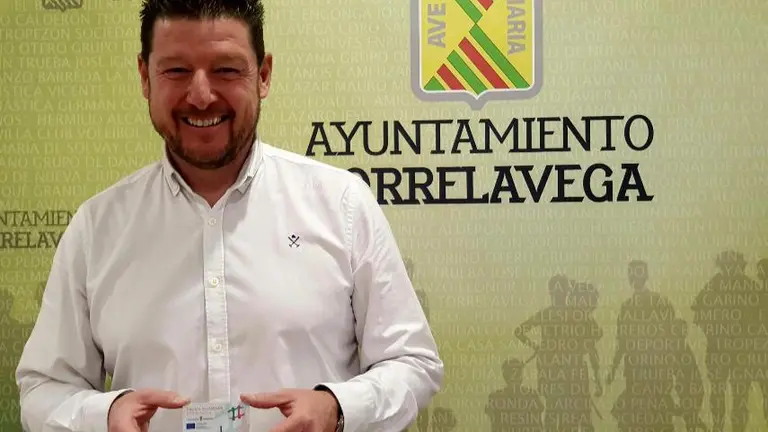 El edil Jesús Sánchez muestra la tarjeta ciudadana.