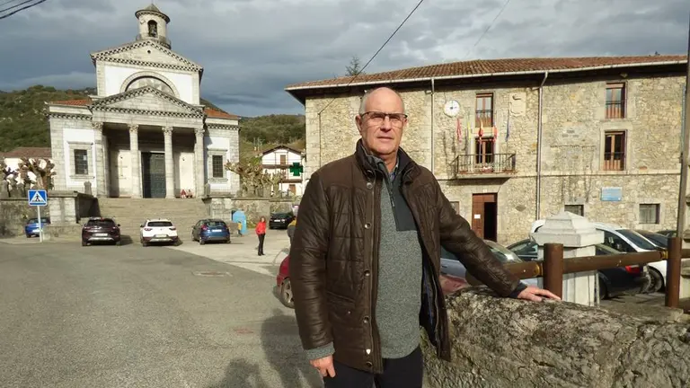 El alcalde de Arredondo, Leoncio Carrascal, inform&oacute; de la programaci&oacute;n navide&ntilde;a. R.A.