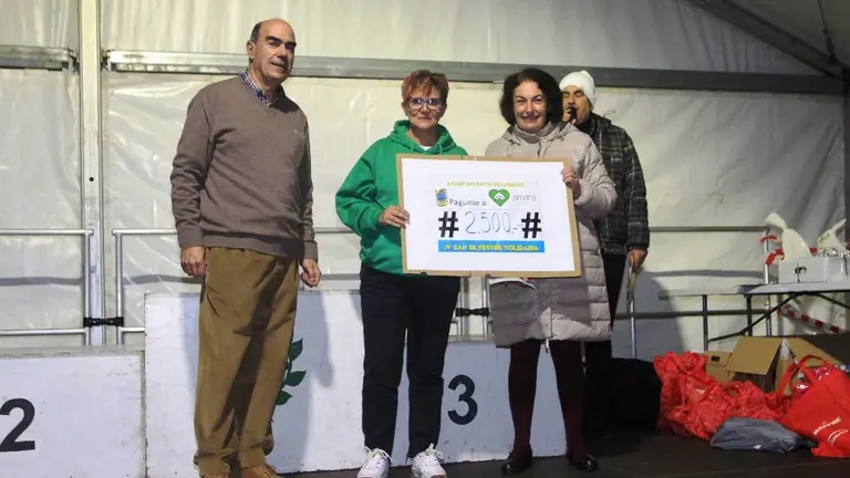 Entrega de la recaudaci&oacute;n de la prueba y la ayuda del Ayuntamiento de Limpias. Pedro Aboitiz