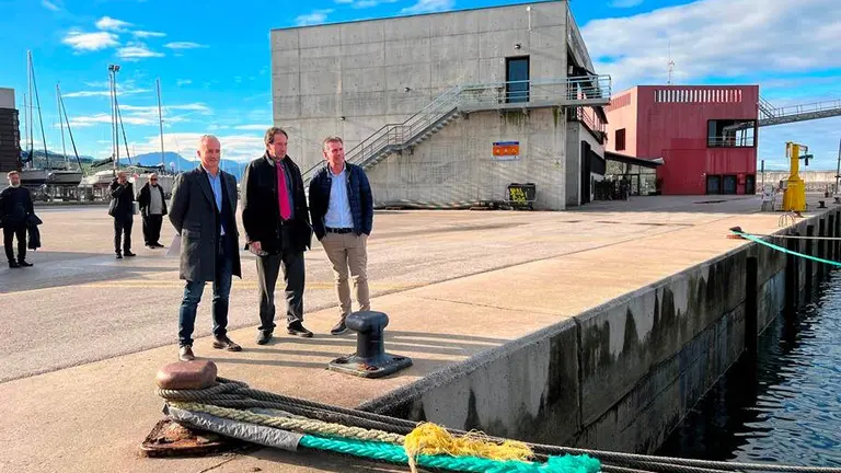 Visita del consejero de Obras P&uacute;blicas al puerto pesquero de Laredo.