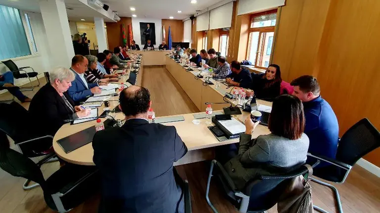 Concejales en la sesión plenaria de Torrelavega.