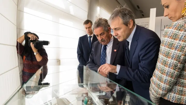 El presidente de Cantabria, Miguel Ángel Revilla,n participa en la inauguración de la exposición ‘El terror a portada. 60 años del terrorismo en España a través de la prensa’. 21 de diciembre de 2022 © Raúl Lucio