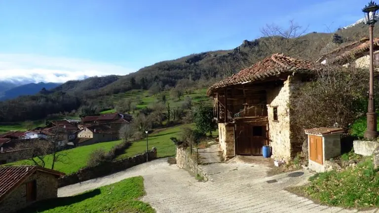 Localidad de Mogrovejo en Camaleño. R.A.