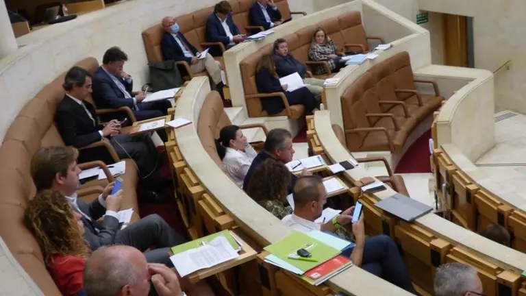 Diputados en el Parlamento de Cantabria. R.A.