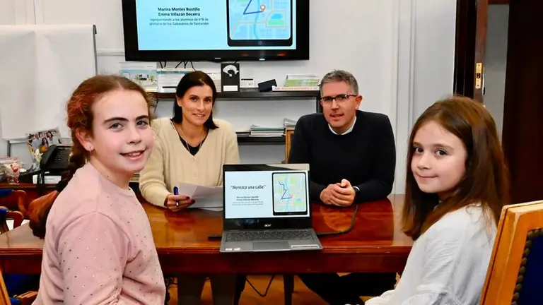 Presentado el proyecto 'Merezco una calle' por dos alumnas de Salesianos.