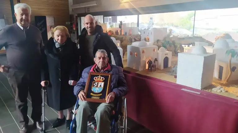 El alcalde de Meruelo, Evaristo Dom&iacute;nguez, con los dise&ntilde;adores del Bel&eacute;n.