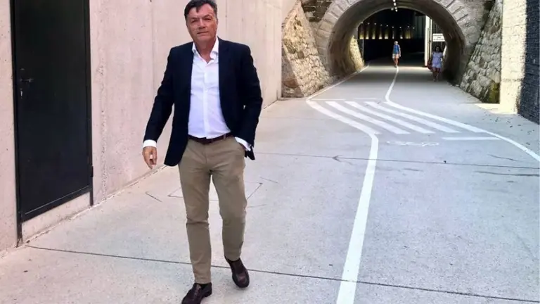 El concejal de Vox, Guillermo P&eacute;rez-Cos&iacute;o, pide medidas para frenar el descenso de poblaci&oacute;n en Santander.