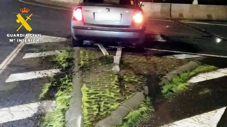 Coche accidentado en la CA-144.