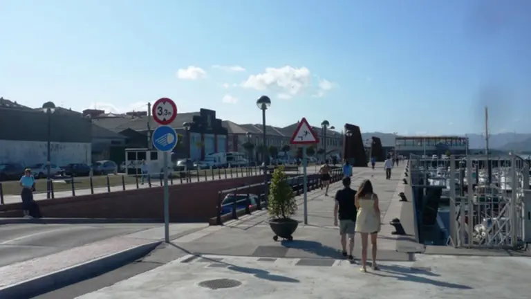 Zona industrial y puerto pesquero de Santoña. R.A.