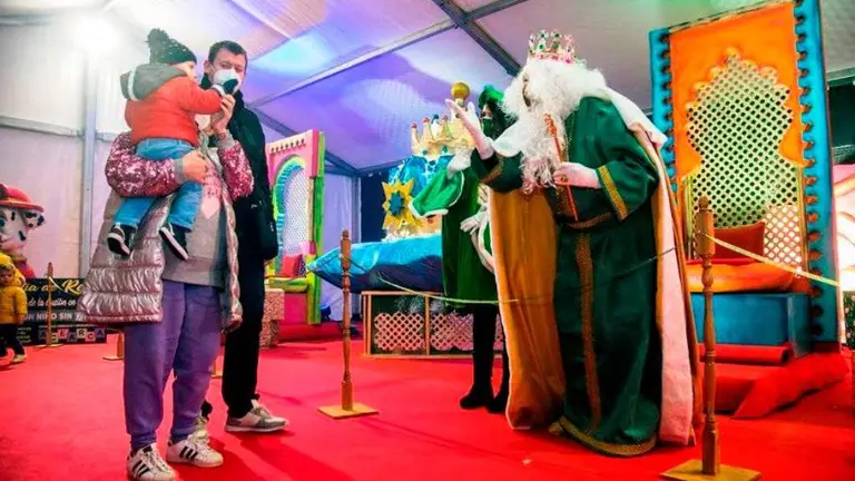 Los Reyes magos reciben a los ni&ntilde;os en Camargo.