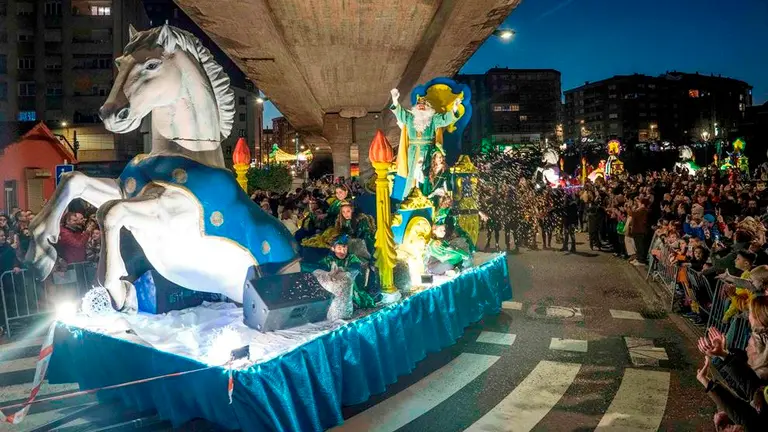 Los Reyes Magos llegaron en sus aviones a Camargo y luego recorrieron las calles en carrozas.