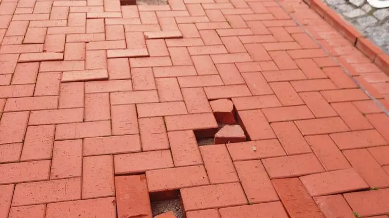 Estado de las baldosas del paseo peatonal de Ocharan, en Castro Urdiales.