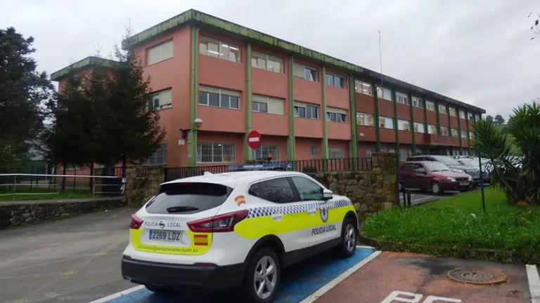 Aparcamiento en el instituto de Santa María de Cayón. R.A.