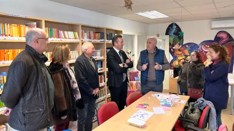 las autoridades políticas visitaron las obras de la Biblioteca municipal en Riotuerto.