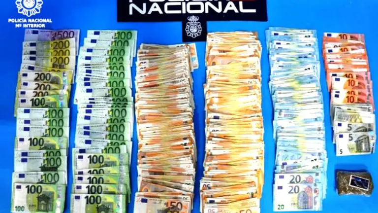 Uno de los detenidos portaba hachís y 46.000 euros.
