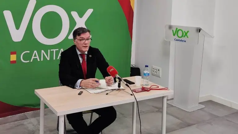 El portavoz de Vox, Guillermo P&eacute;rez-Cos&iacute;o, explica su enmienda.