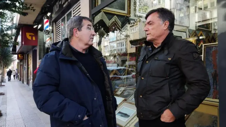 El edil de Vox en Santander dialoga con los vecinos afectados.