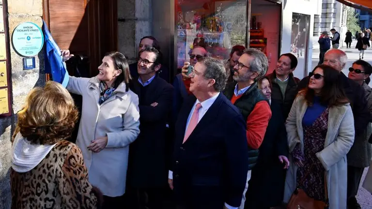 Momento del descubrimiento de la placa de Am&oacute;s de Escalante en Santander.