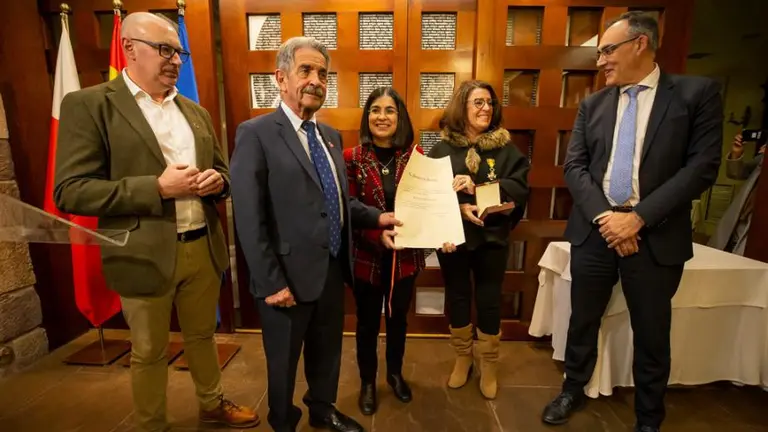 Las autoridades políticas en el acto de entrega de la medalla.