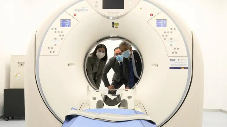 Las autoridades políticas visitan el equipo del Hospital Tres Mares, en Reinosa.