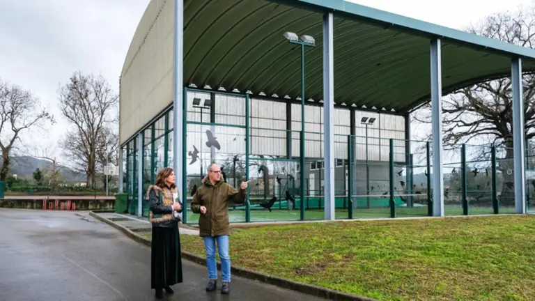 Las autoridades políticas visitan los trabajos en la pista de pádel de Escalante.
