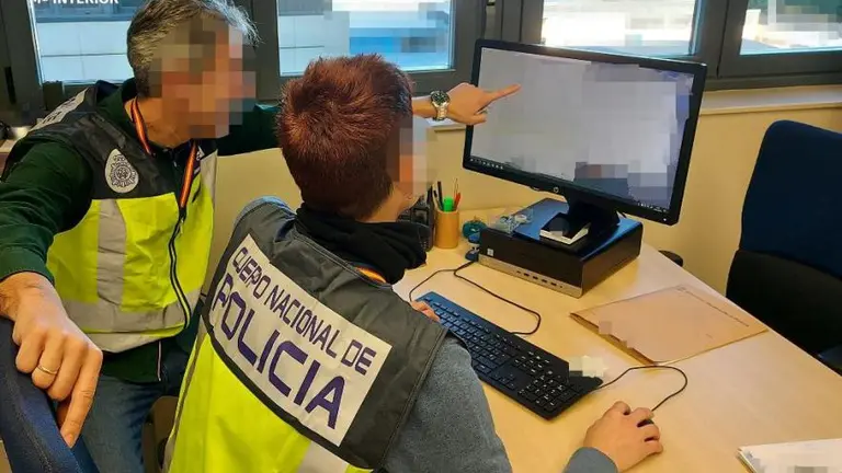 La Polic&iacute;a Nacional detuvo a tres hombres en Santander.